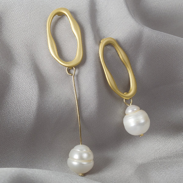 Mismatch Dangling Pearl Earrings